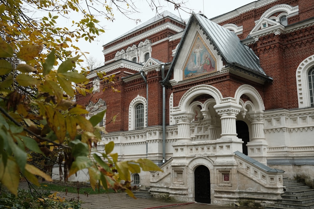 un grande edificio con un orologio sulla parte anteriore di esso