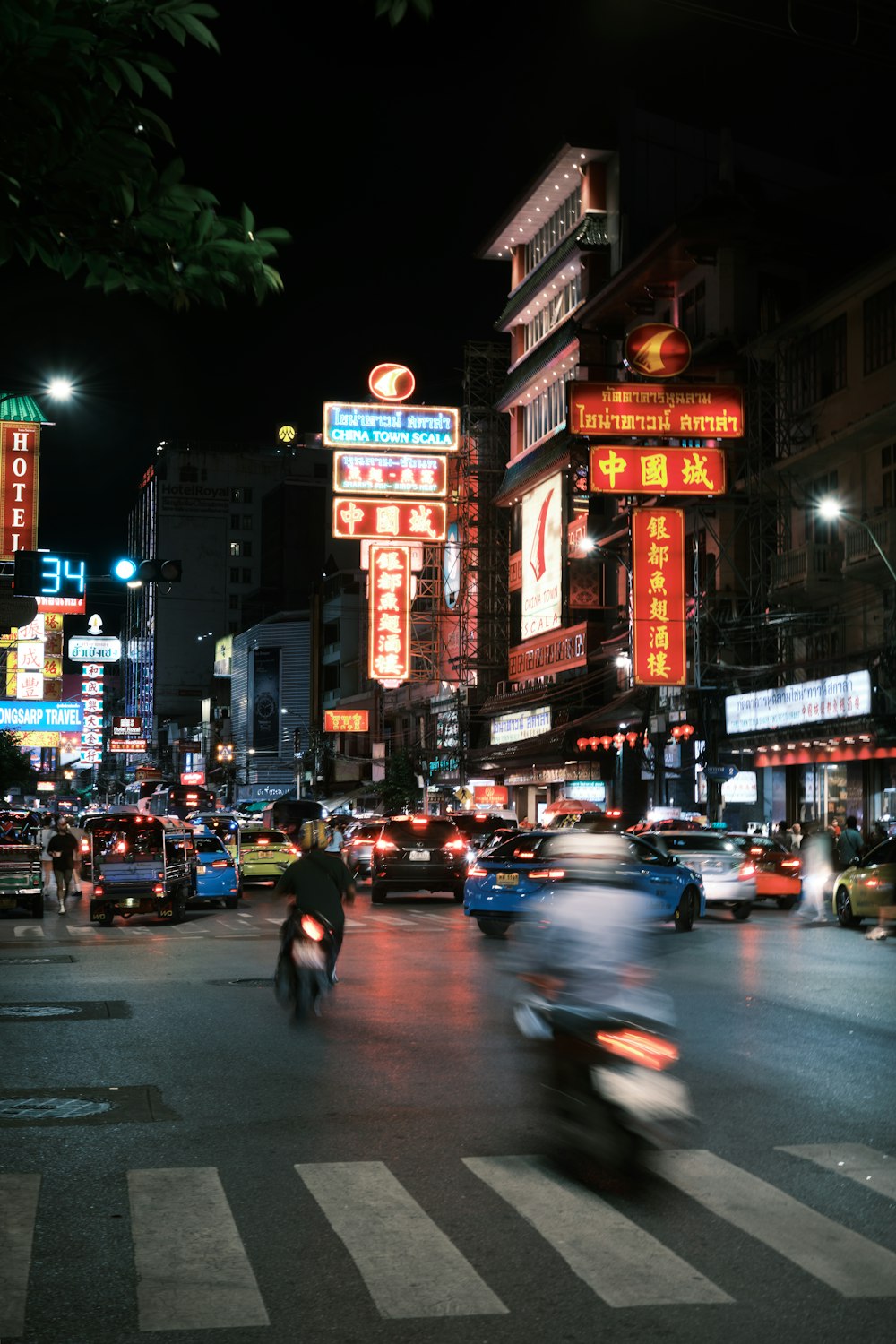 a busy city street filled with lots of traffic