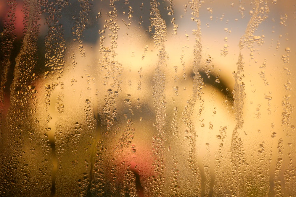 gotas de lluvia en una ventana con un fondo borroso