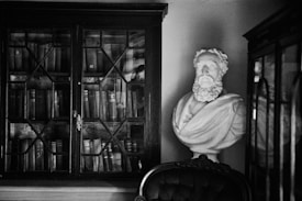 Photo 1696798173833 4a288a5e65a0?q=85&w=275&h=400&fit=crop