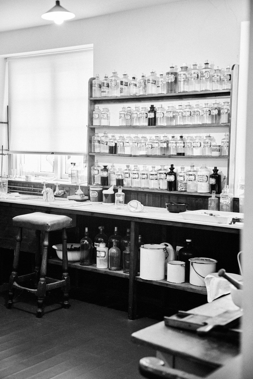 a black and white photo of a kitchen