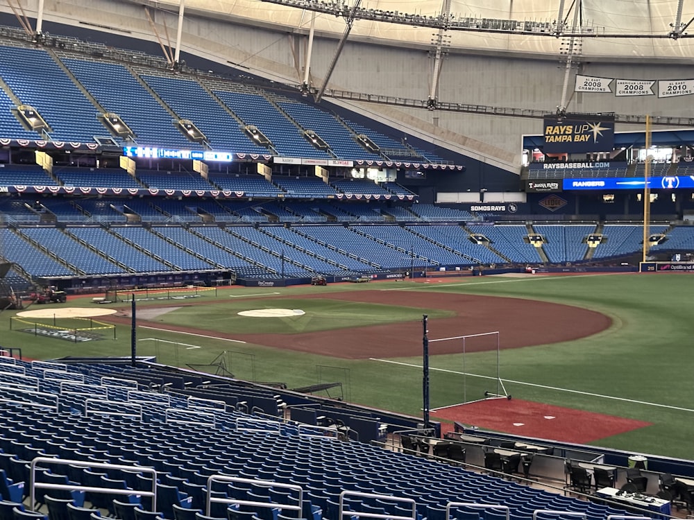 une vue d’un terrain de baseball depuis les gradins