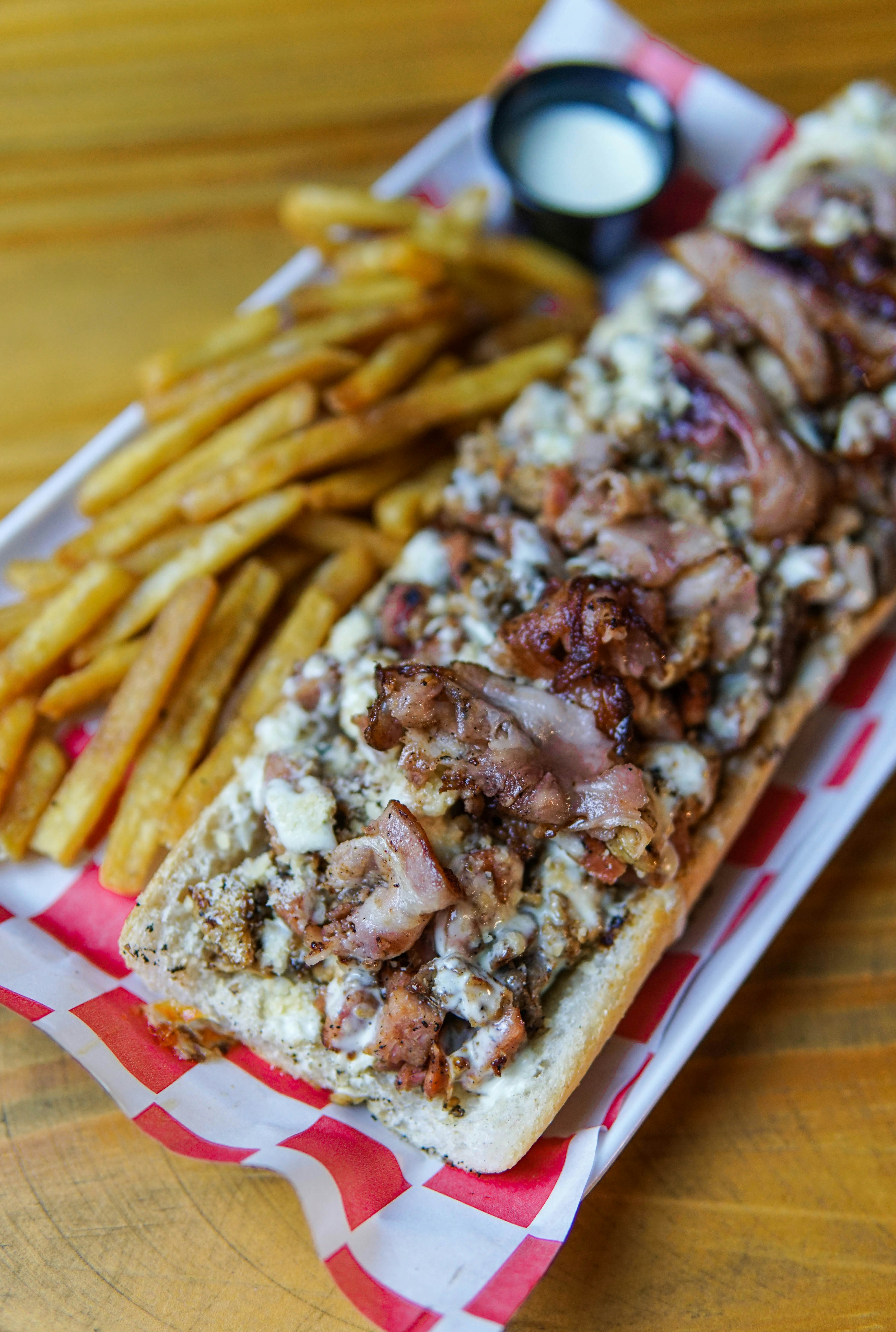 Un panino e patatine fritte su un tavolo