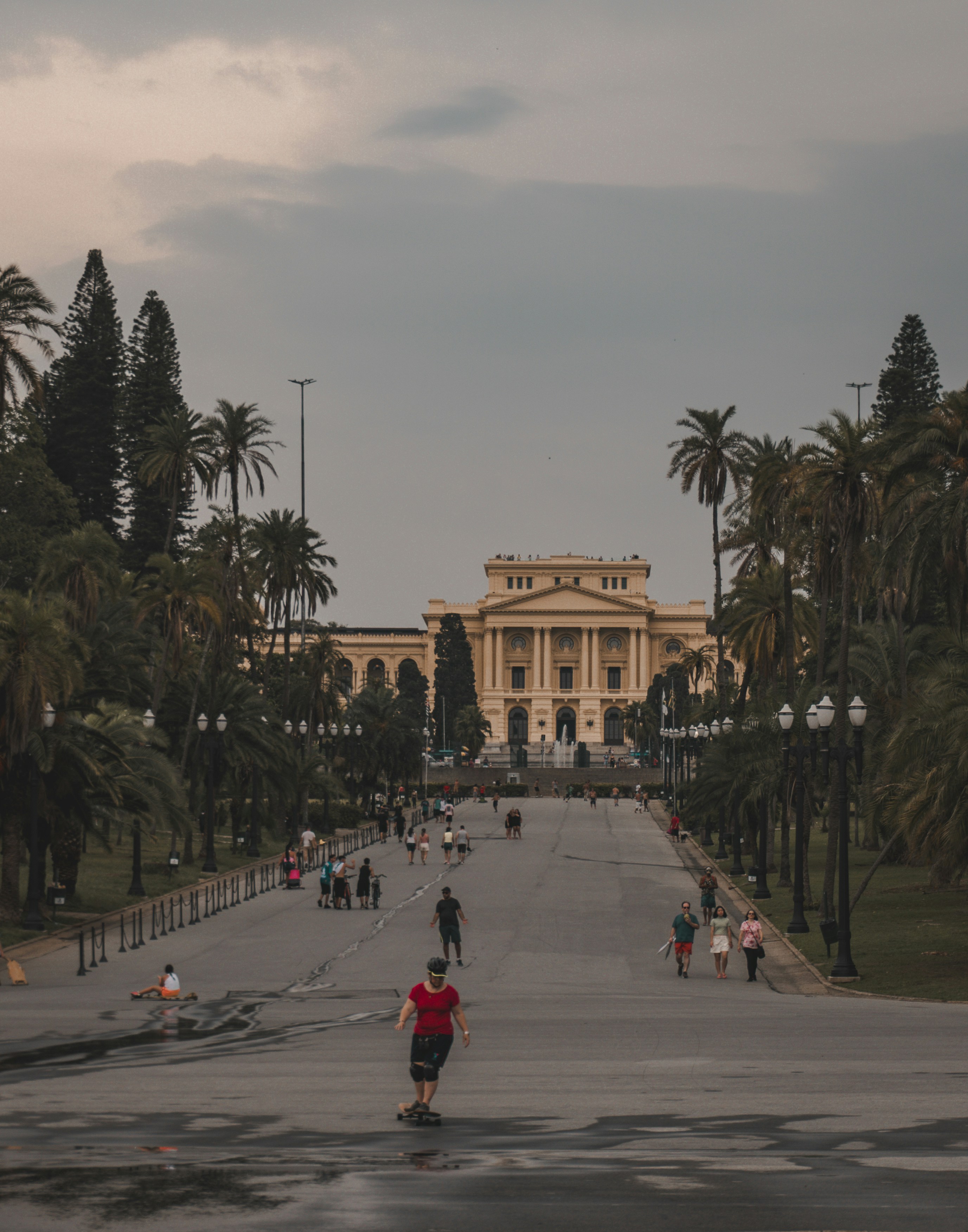 une personne qui fait de la planche à roulettes dans une rue