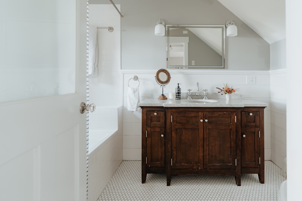 une salle de bain avec lavabo et miroir