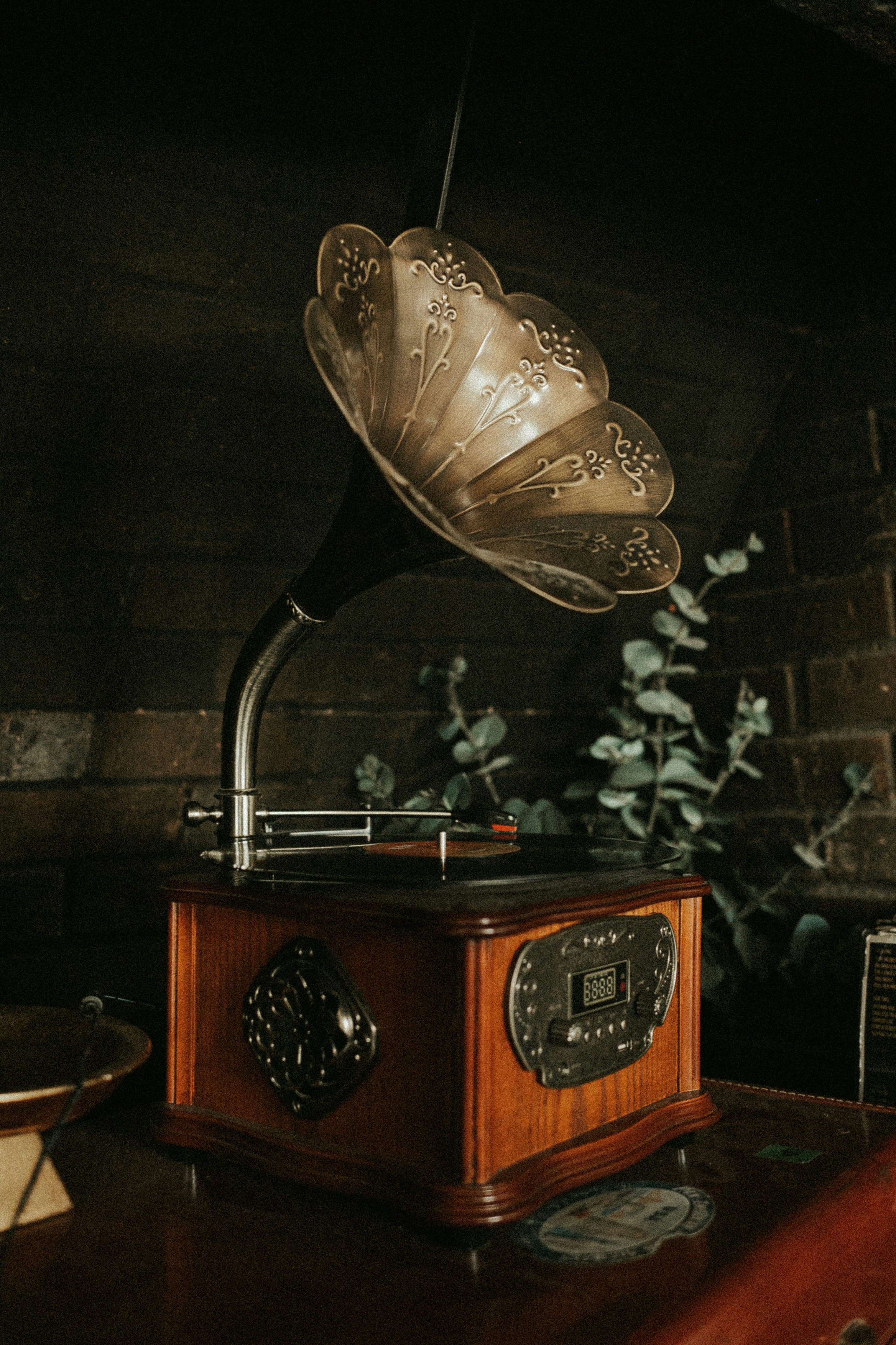 an old fashioned radio sitting on top of a wooden table