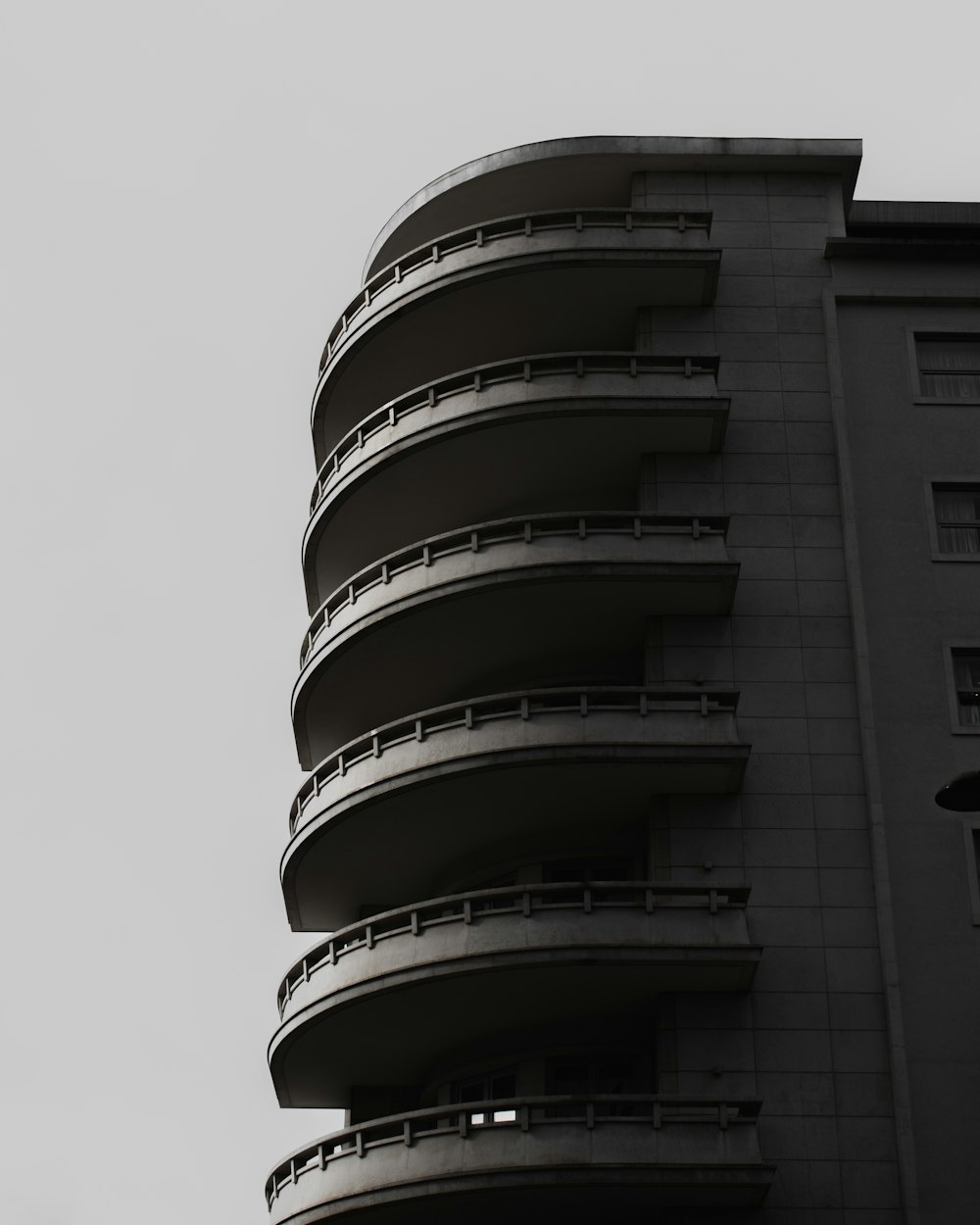 a black and white photo of a tall building