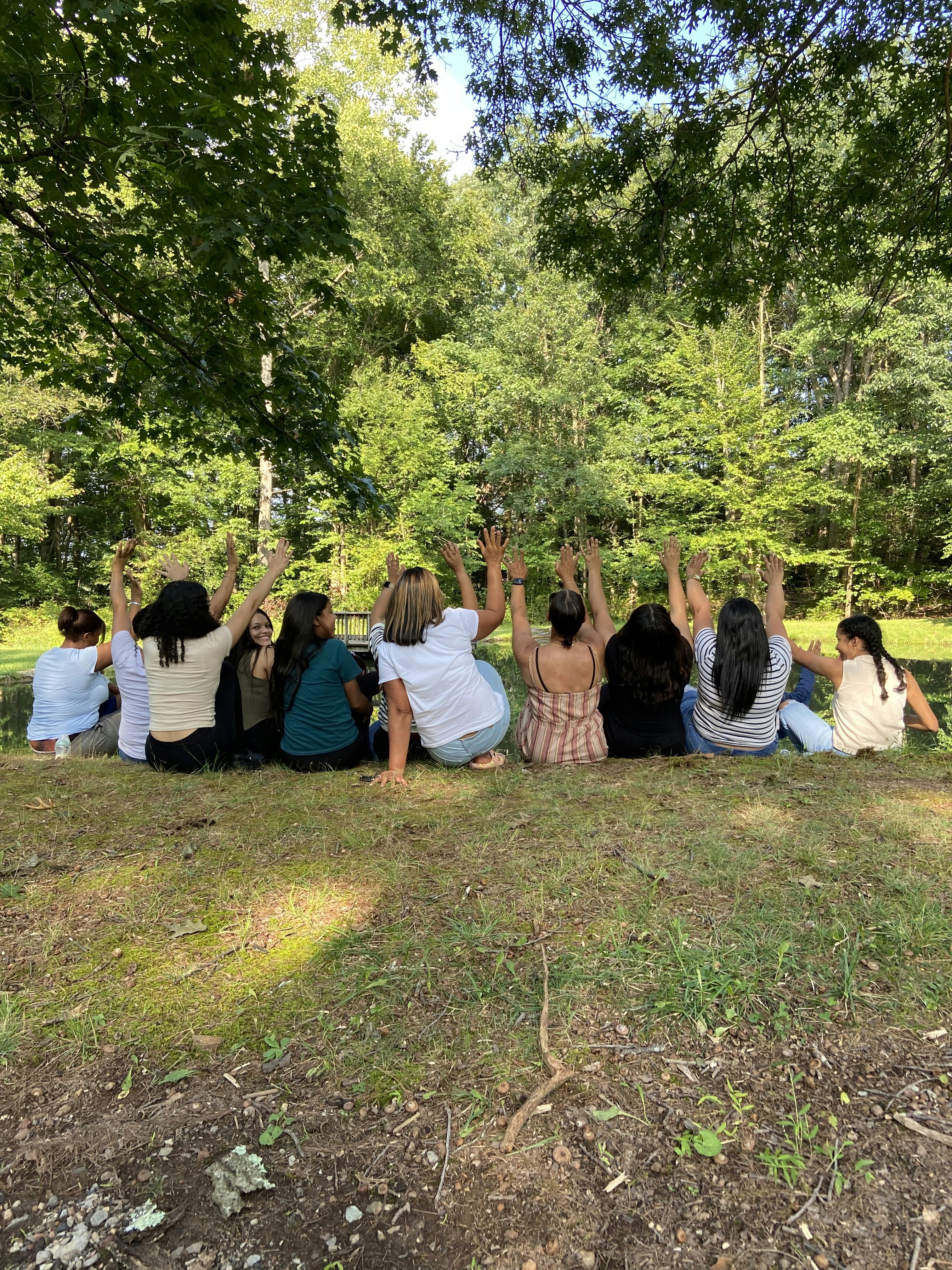 Grupo de mujeres en círculo en ambiente natural luminoso, atmósfera de comunidad y bienestar