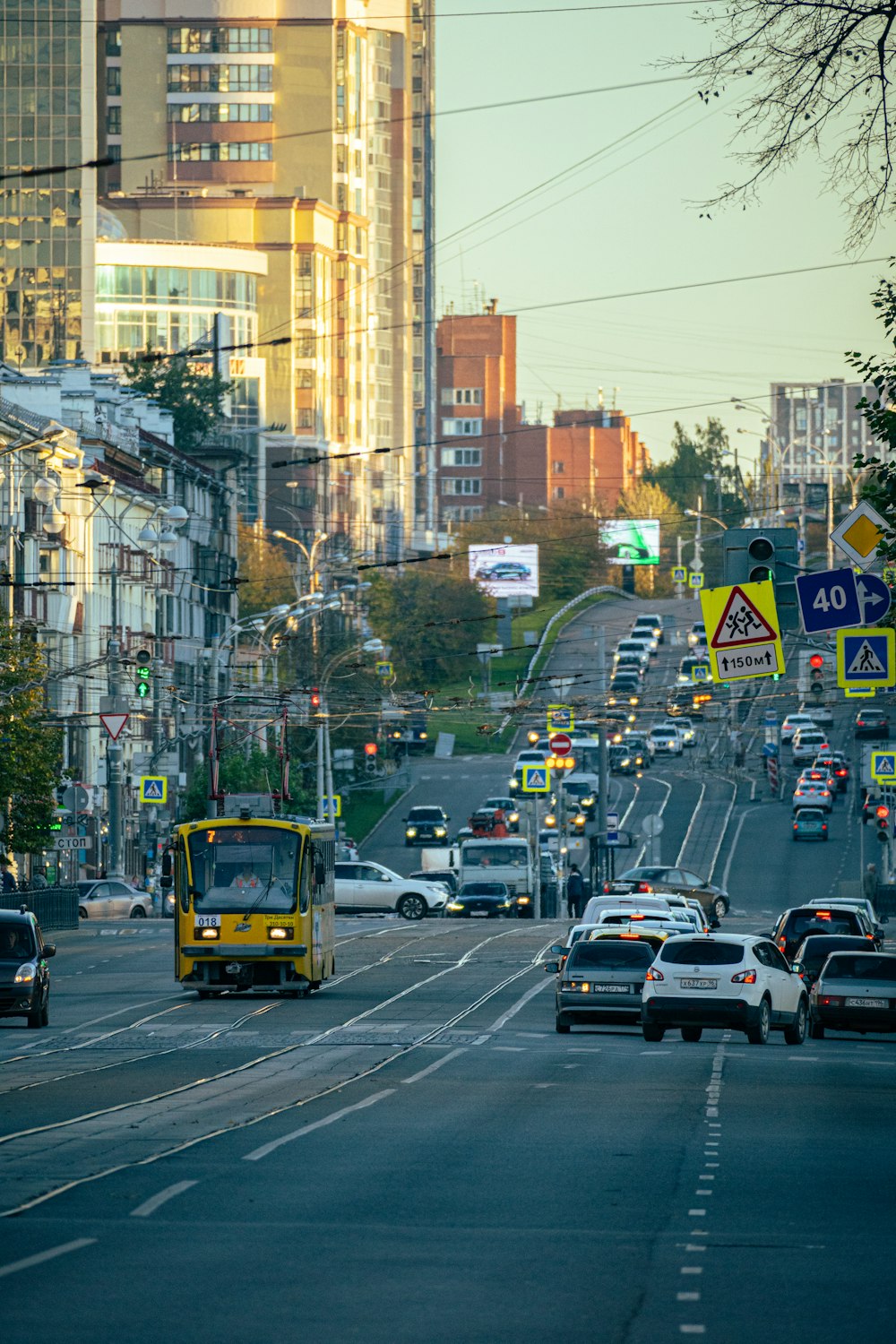 a city street filled with lots of traffic