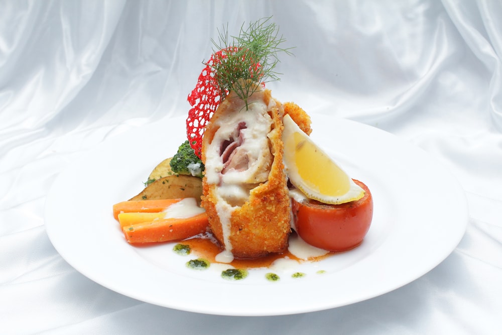 une assiette blanche garnie de viande et de légumes