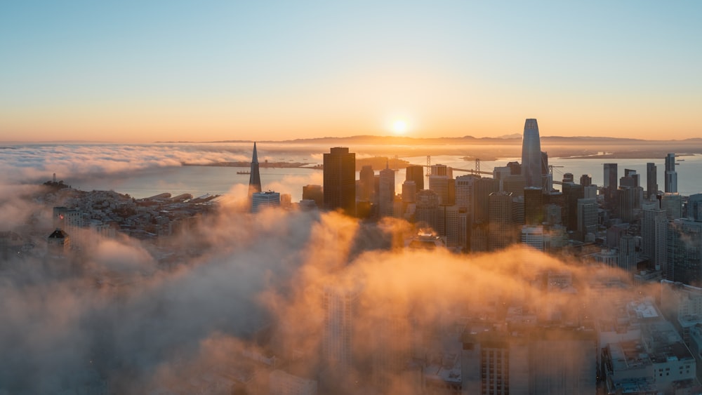 Blick auf eine Stadt in den Wolken bei Sonnenuntergang