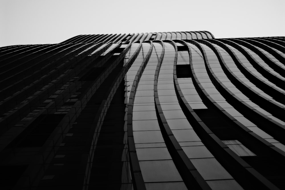 a black and white photo of a building