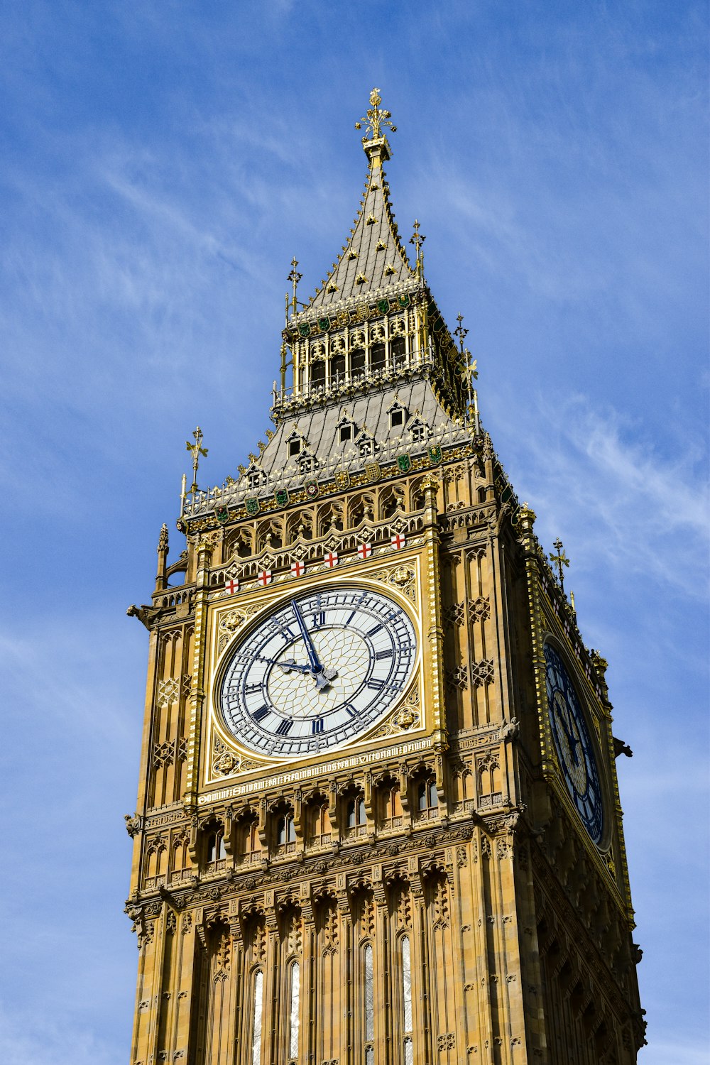 una torre de reloj alta con un fondo de cielo