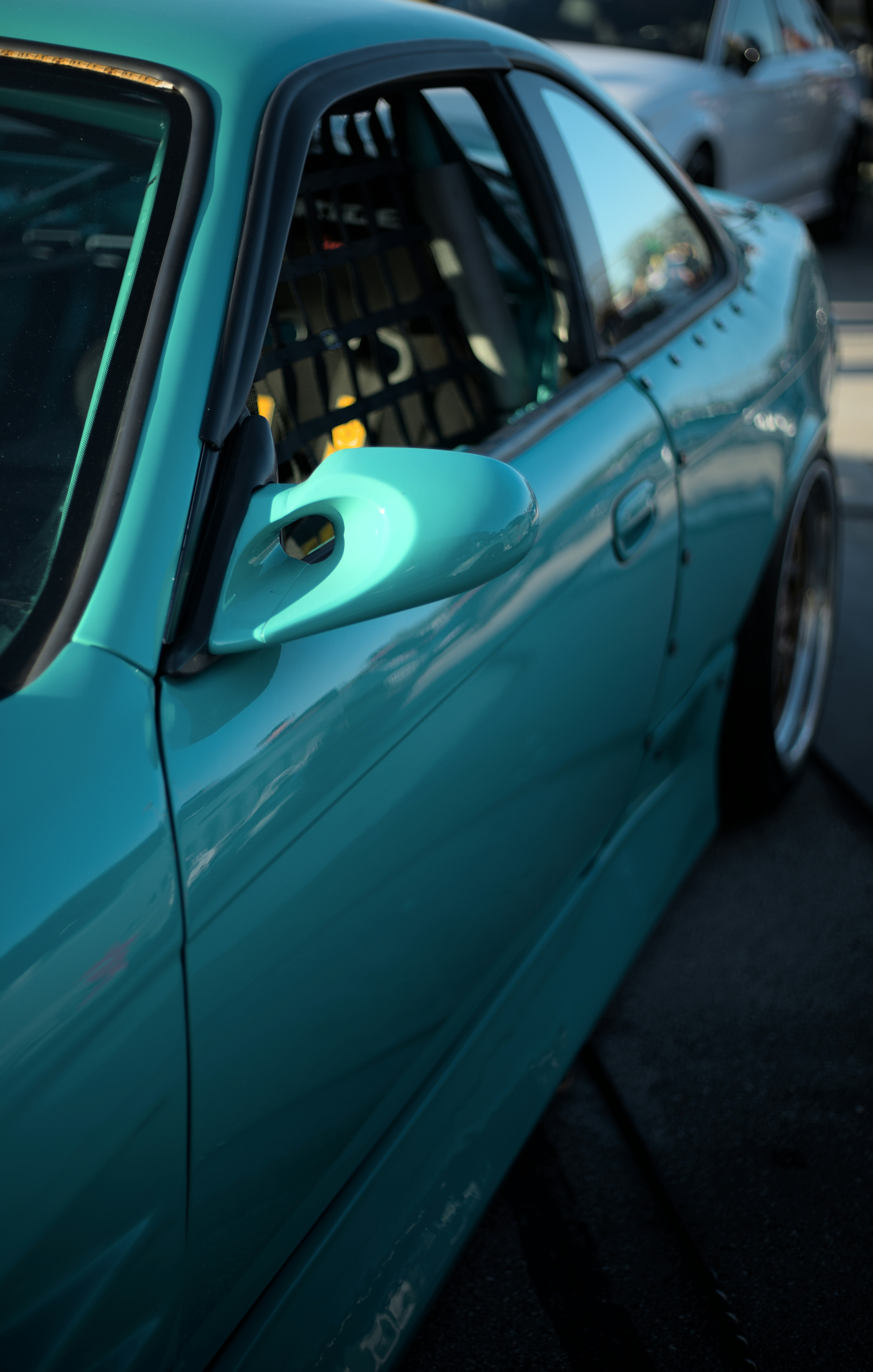 ein blaues Auto, das am Straßenrand geparkt ist