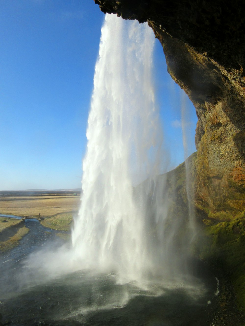 空中に水を噴き出す大きな滝