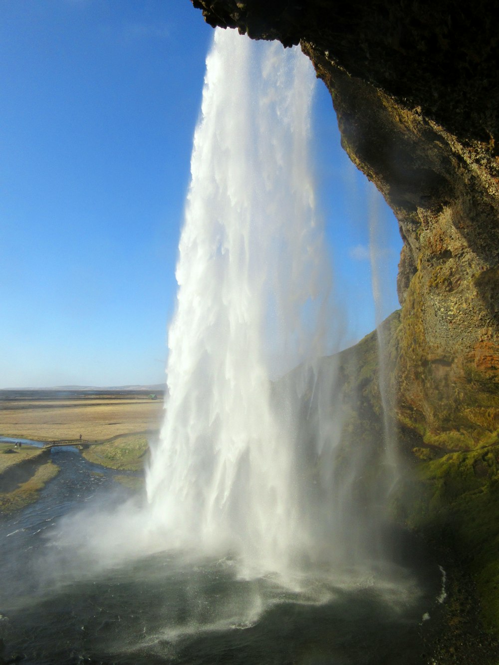 una gran cascada que arroja agua al aire