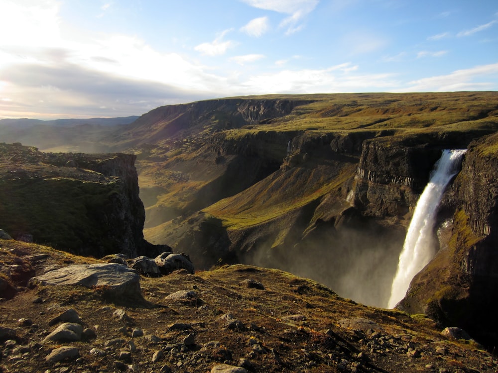 una grande cascata in mezzo a una valle