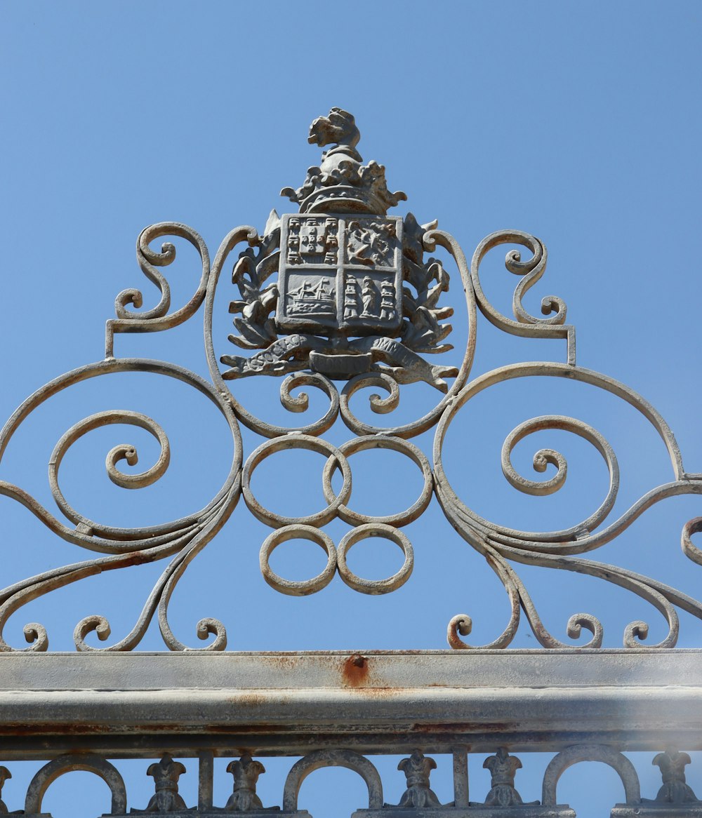una valla metálica con un escudo de armas