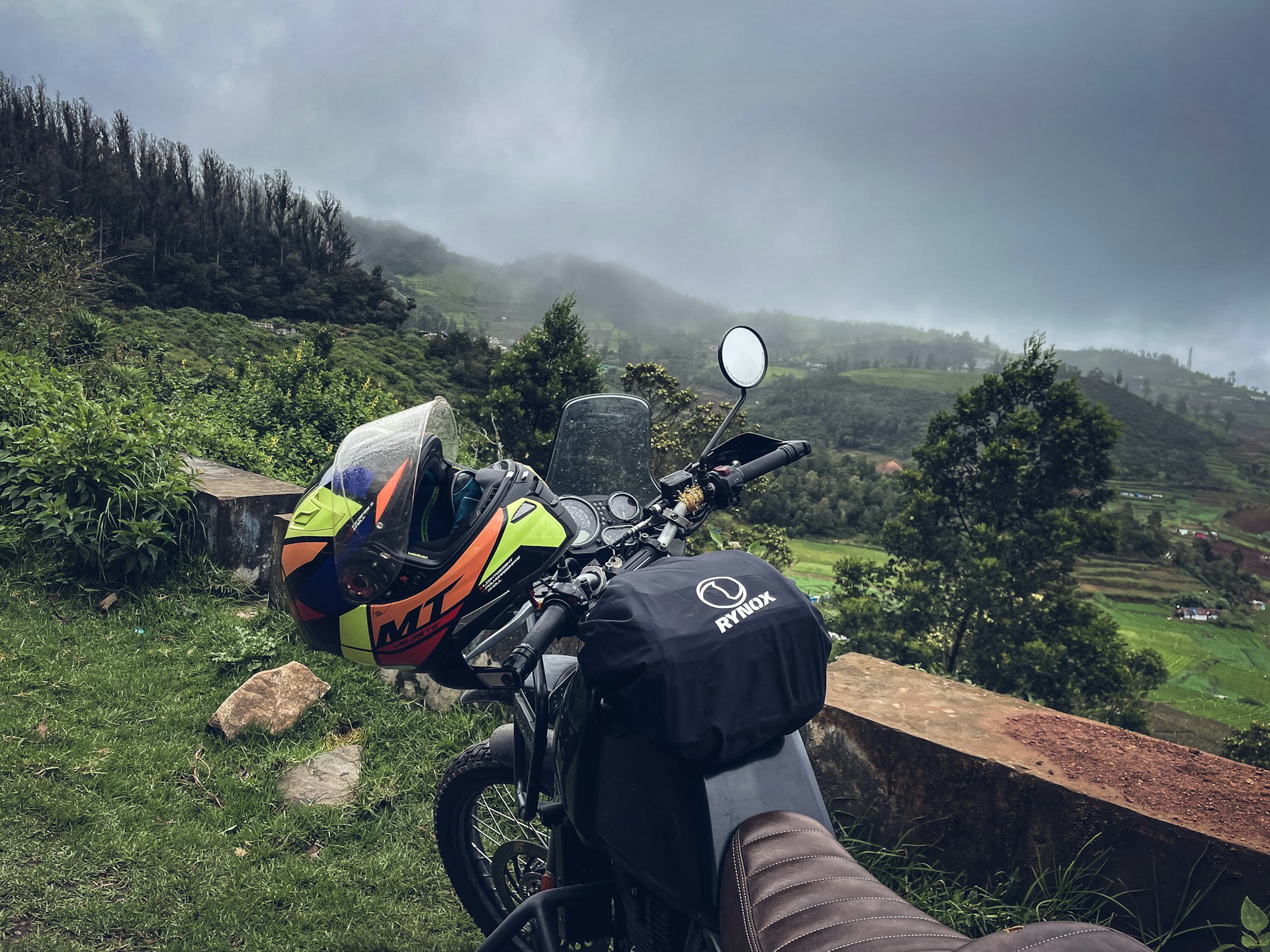 black and white bed linen