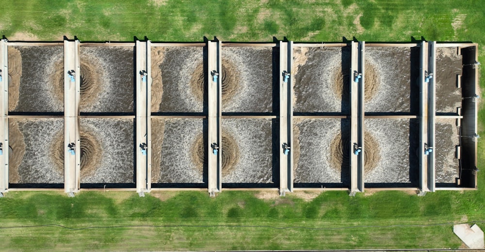 Una vista aérea de un campo de cultivo con hileras de silos