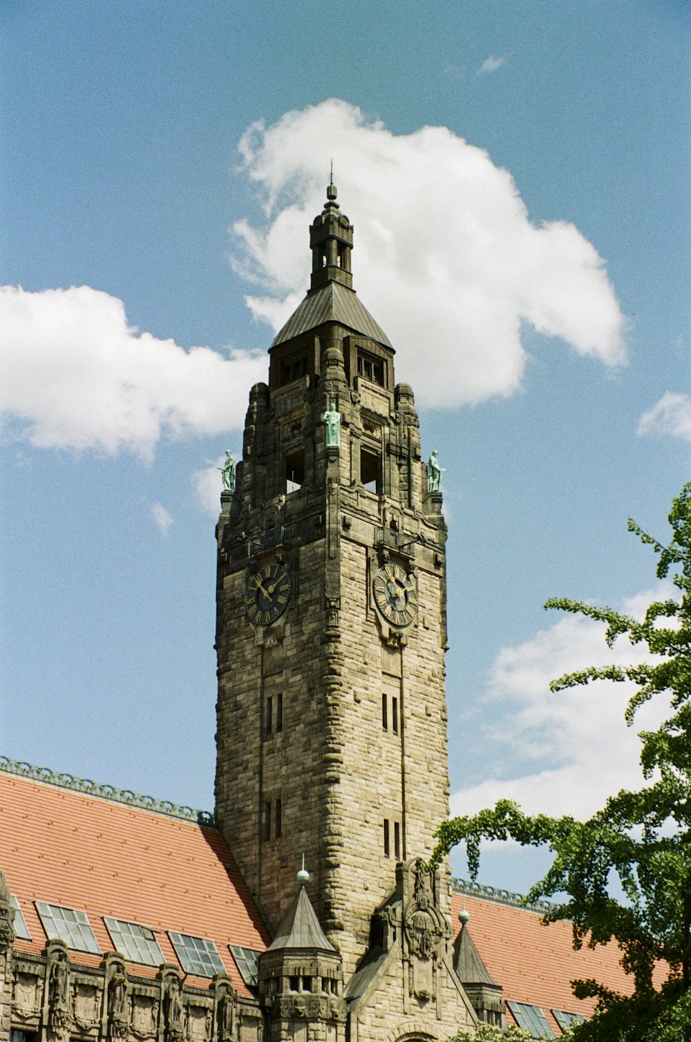 una alta torre de reloj con un reloj en cada uno de sus lados