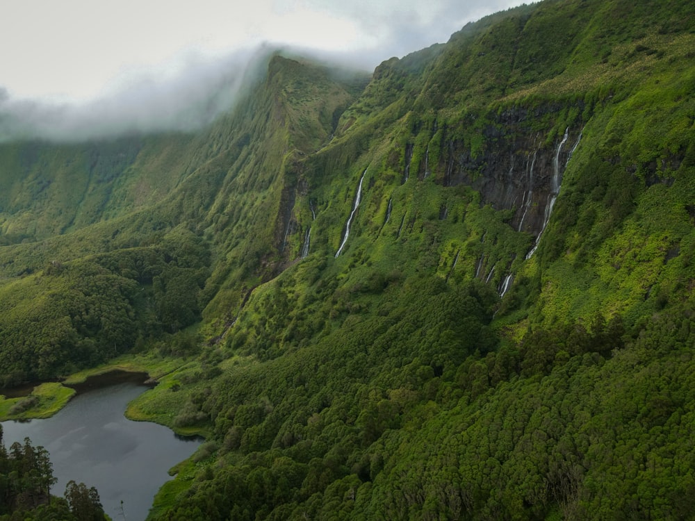 une vallée verdoyante avec une cascade au loin