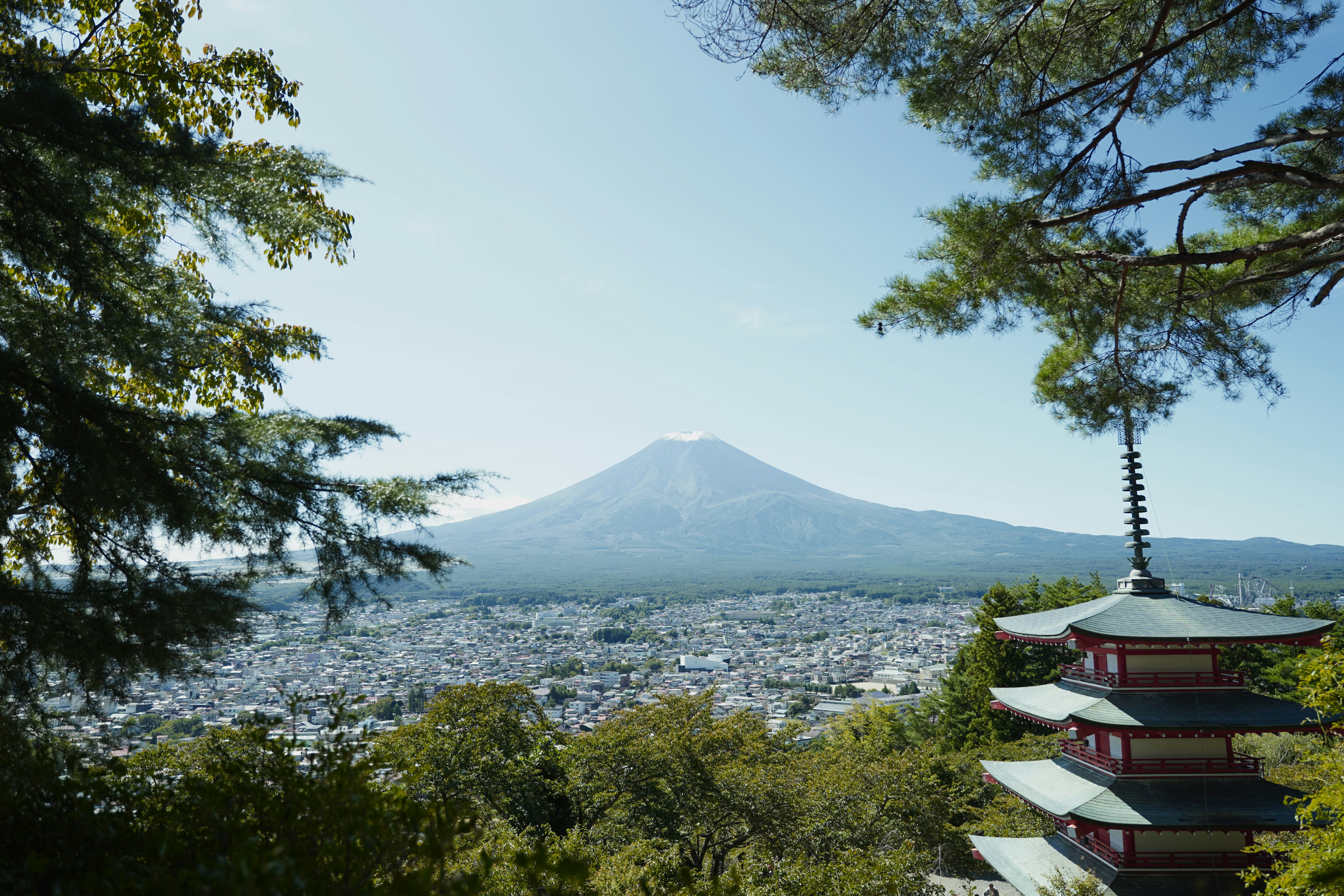 Una veduta di una montagna con una pagoda in primo piano