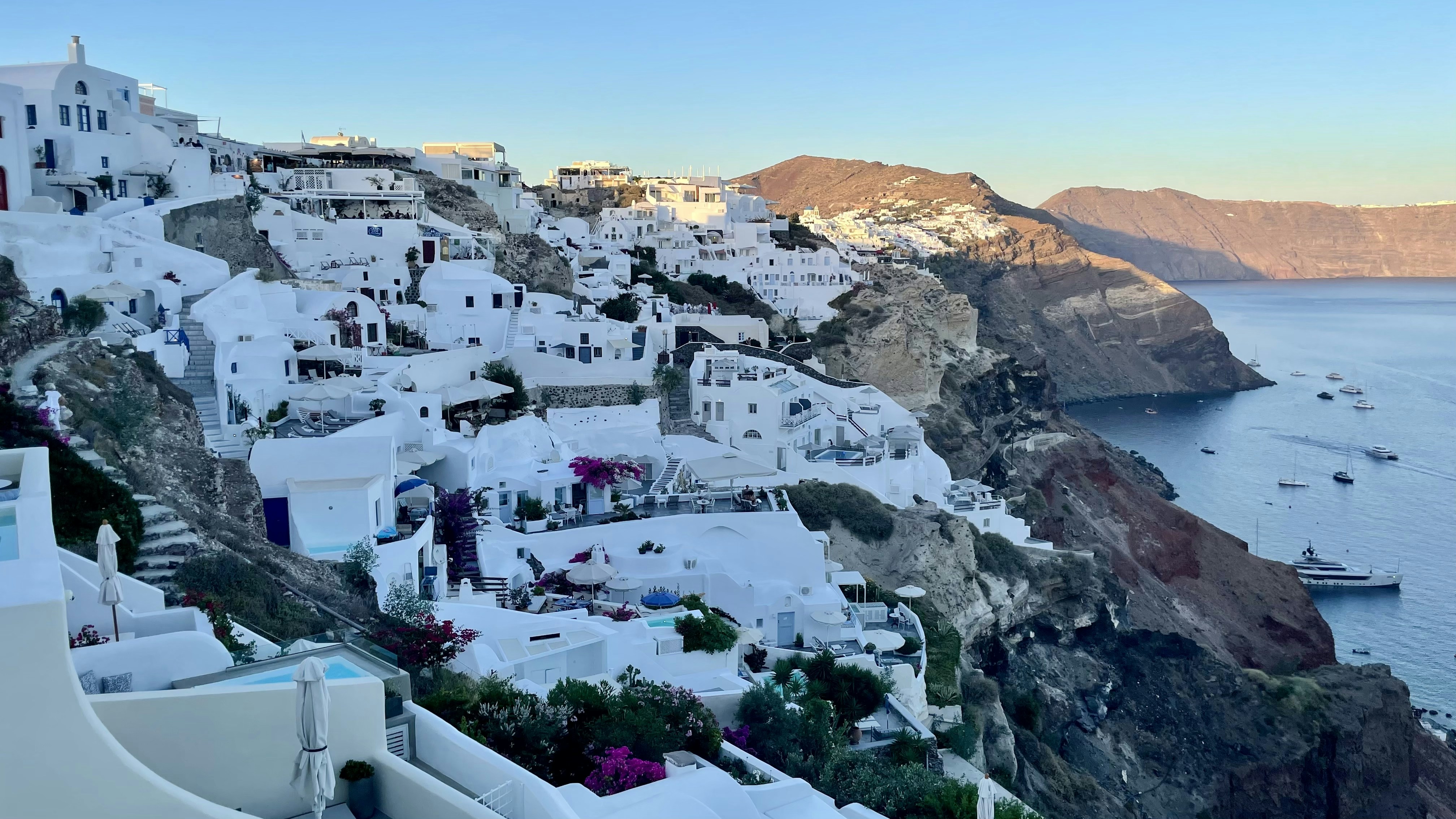 Una vista di un villaggio su una scogliera a picco sull'oceano