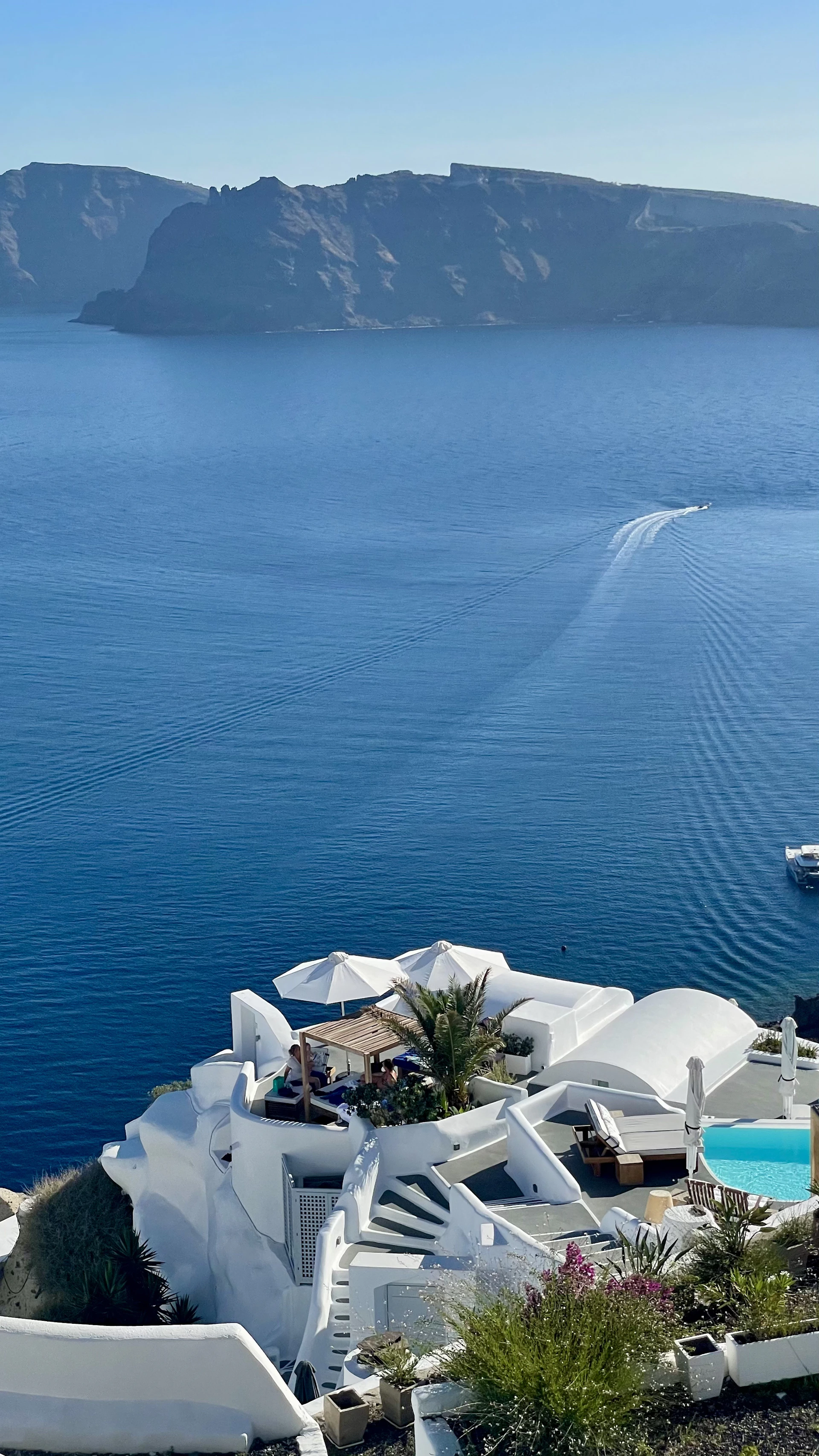 gray computer monitor