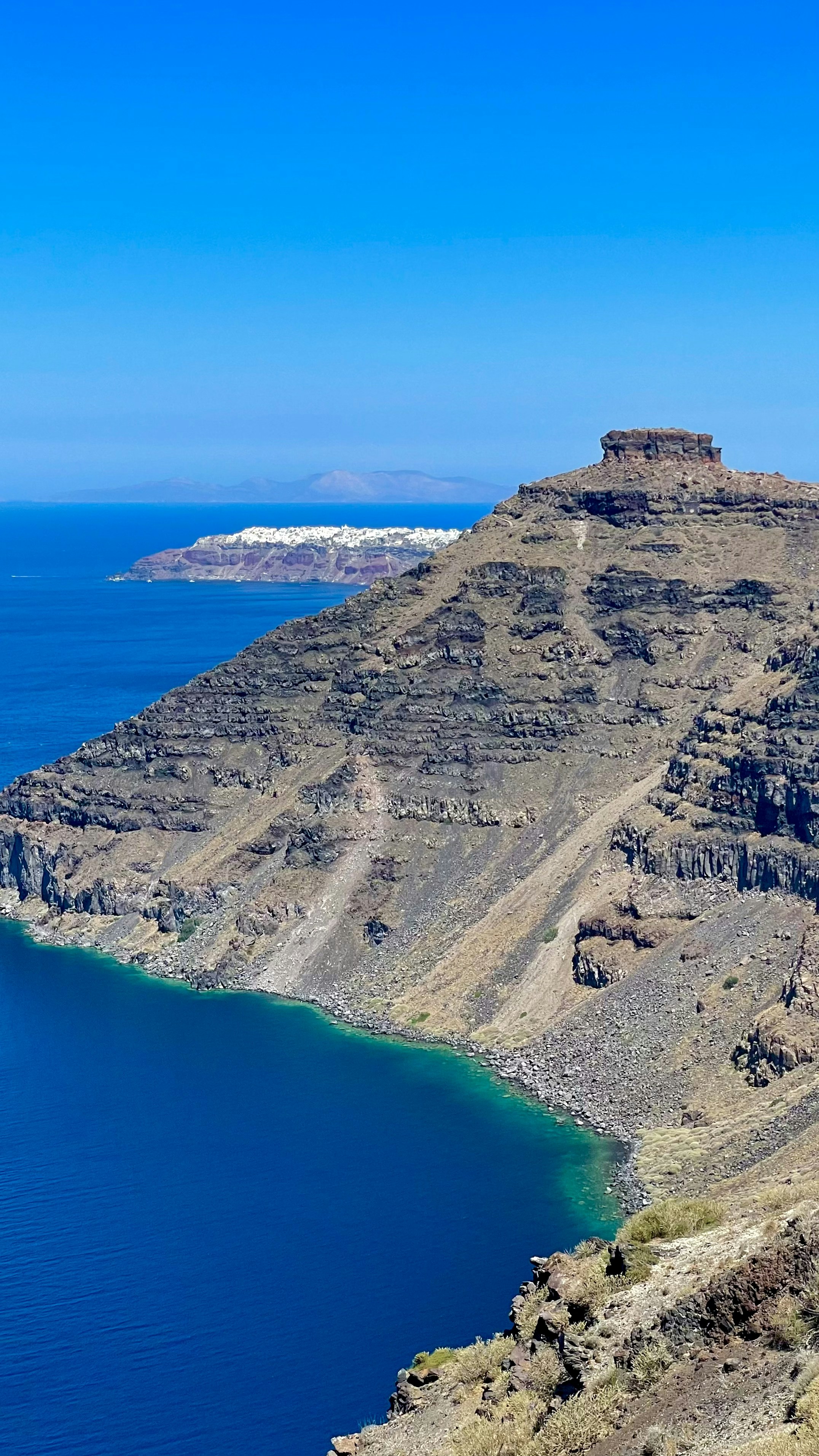 un grande specchio d'acqua seduto sul fianco di una montagna