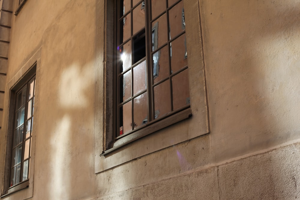 una ventana en el costado de un edificio