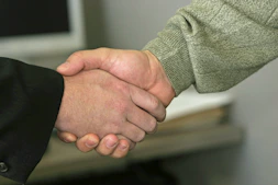Dos personas representando el apoyo del consultor para el logro de los objetivos.