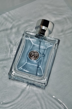 5 Pro Magnésio bottle with soft golden light highlighting the label against a navy blue backdrop.