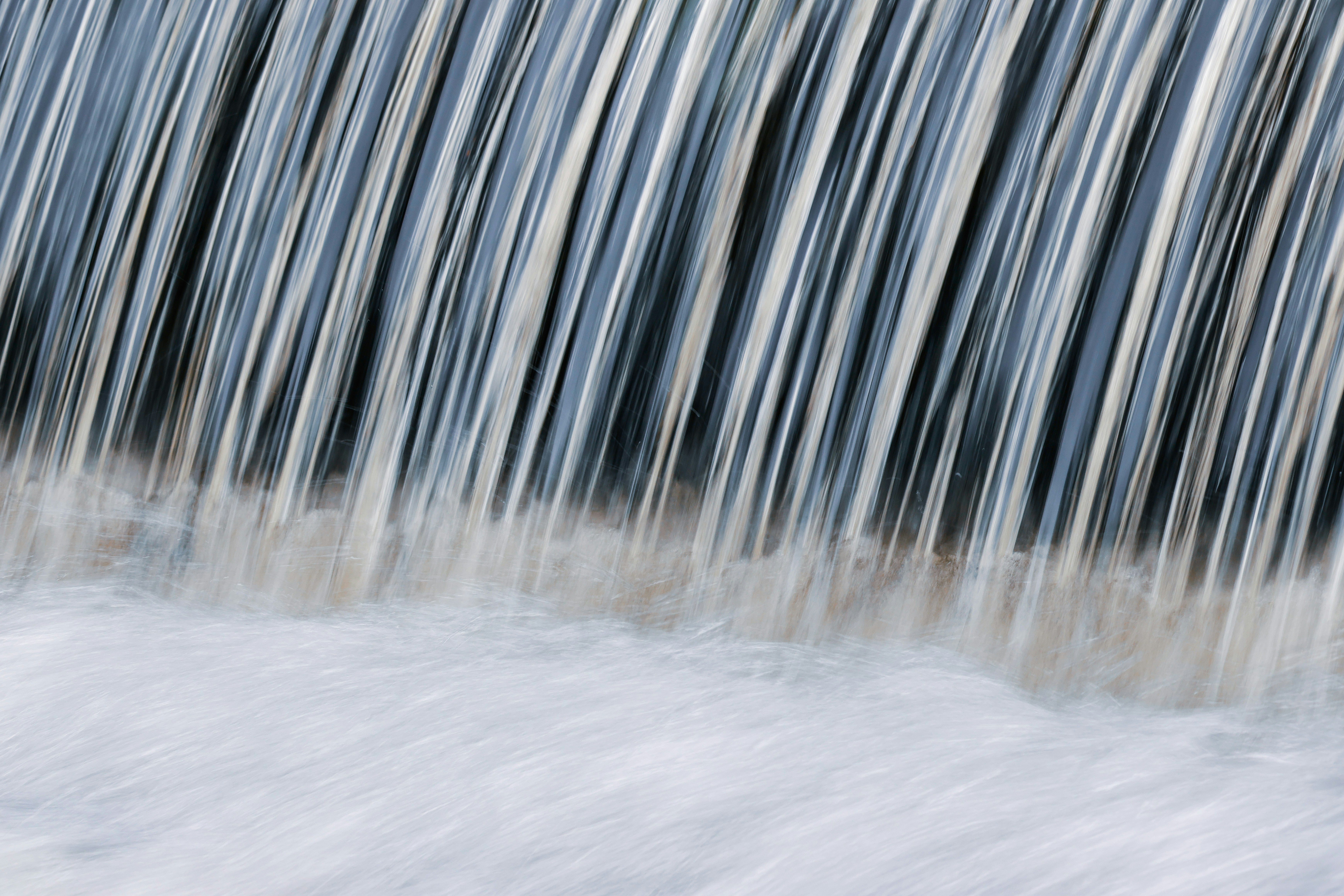 eine lange Einwirkung von Wasser, das über einen Damm fließt