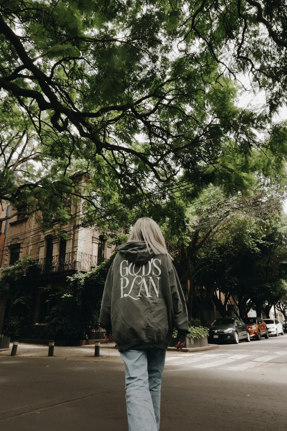 une personne marchant dans une rue avec une veste