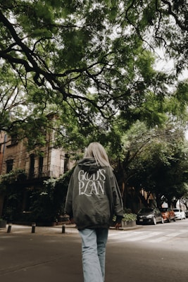 都市の街並みとアウトドアファッション