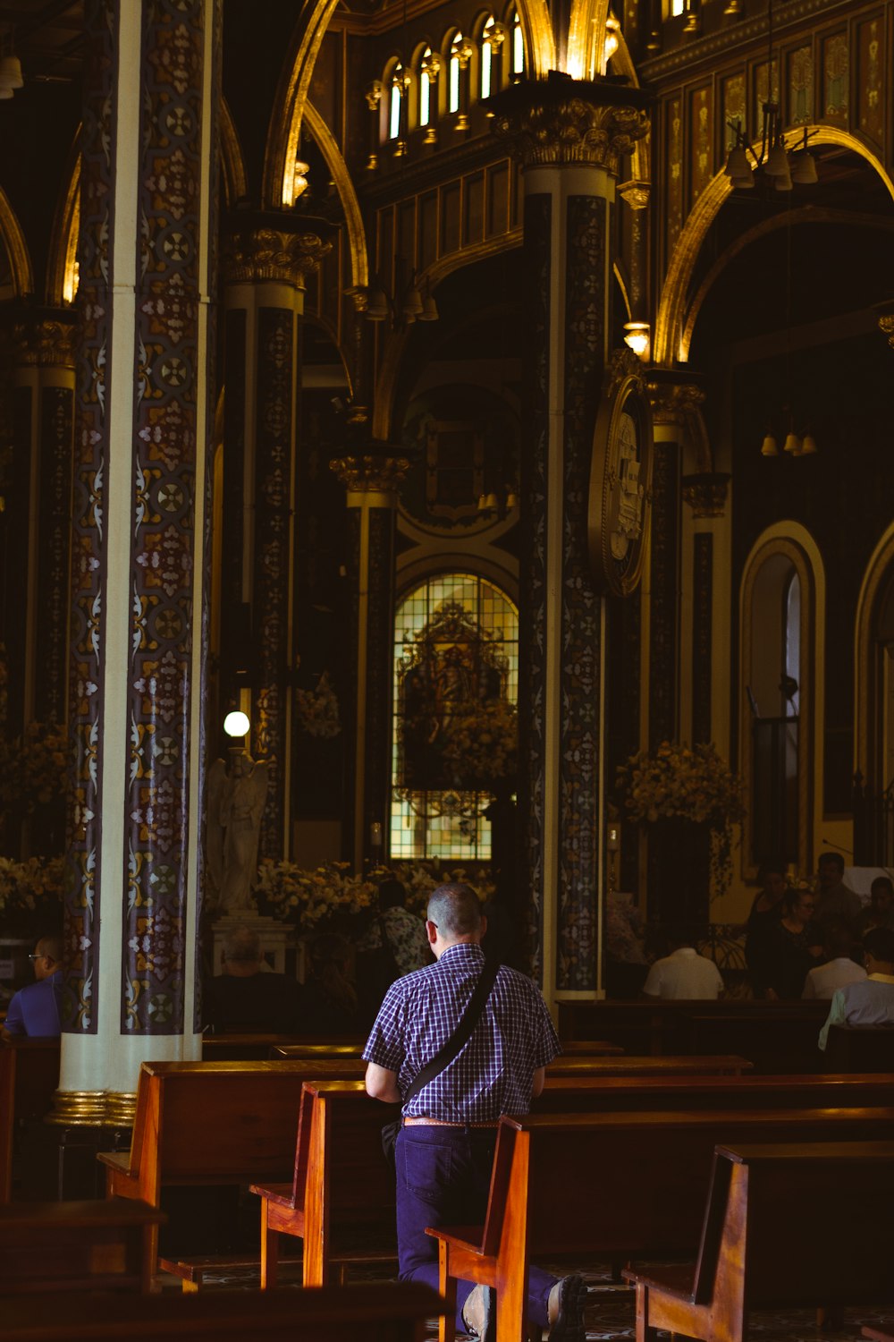 ein Mann sitzt auf einem Stuhl in einer Kirche