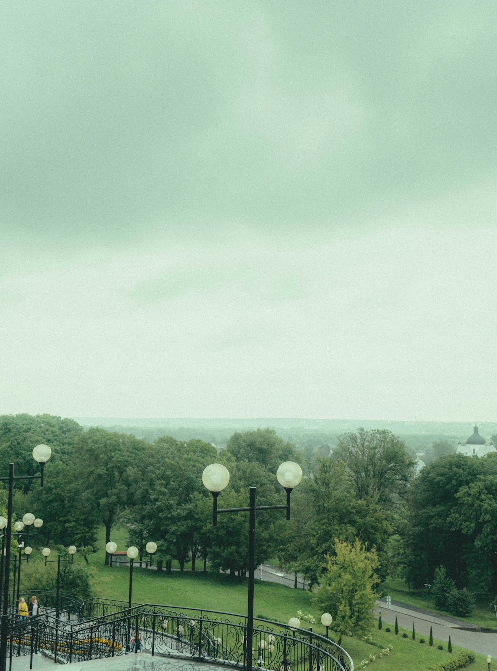 una vista di un parco con una torre dell'orologio in lontananza