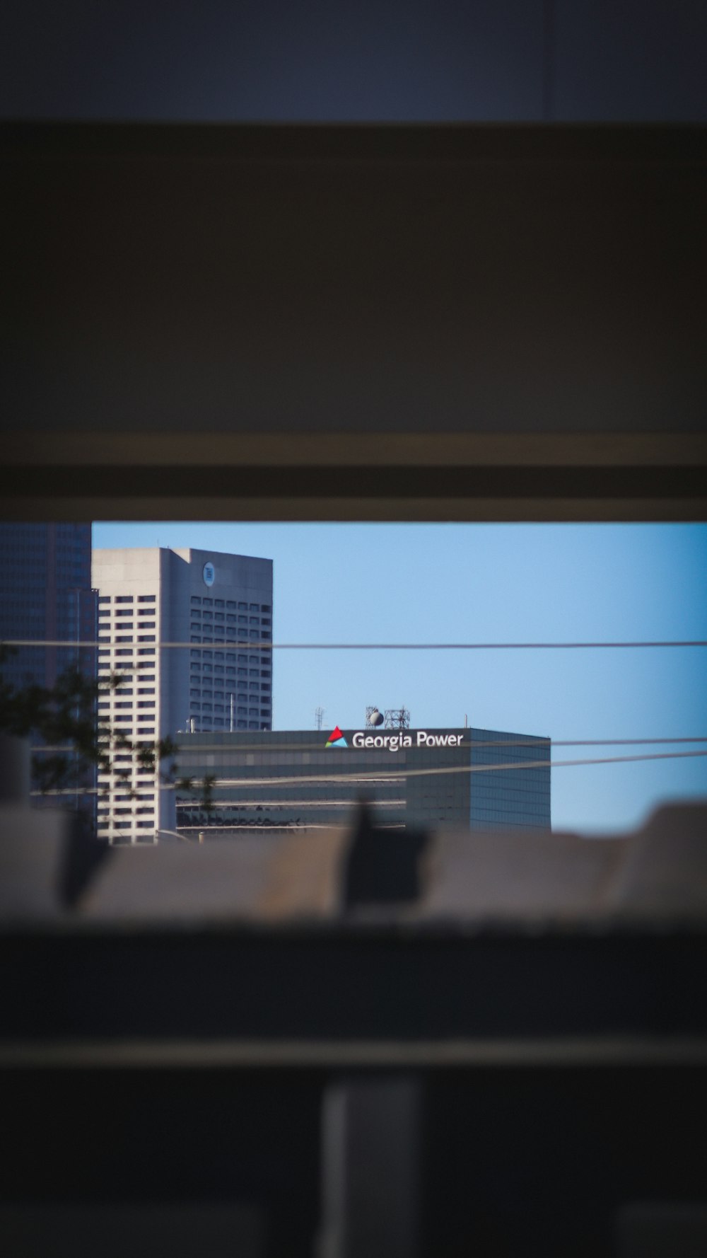 Blick durch ein Fenster auf ein großes Gebäude