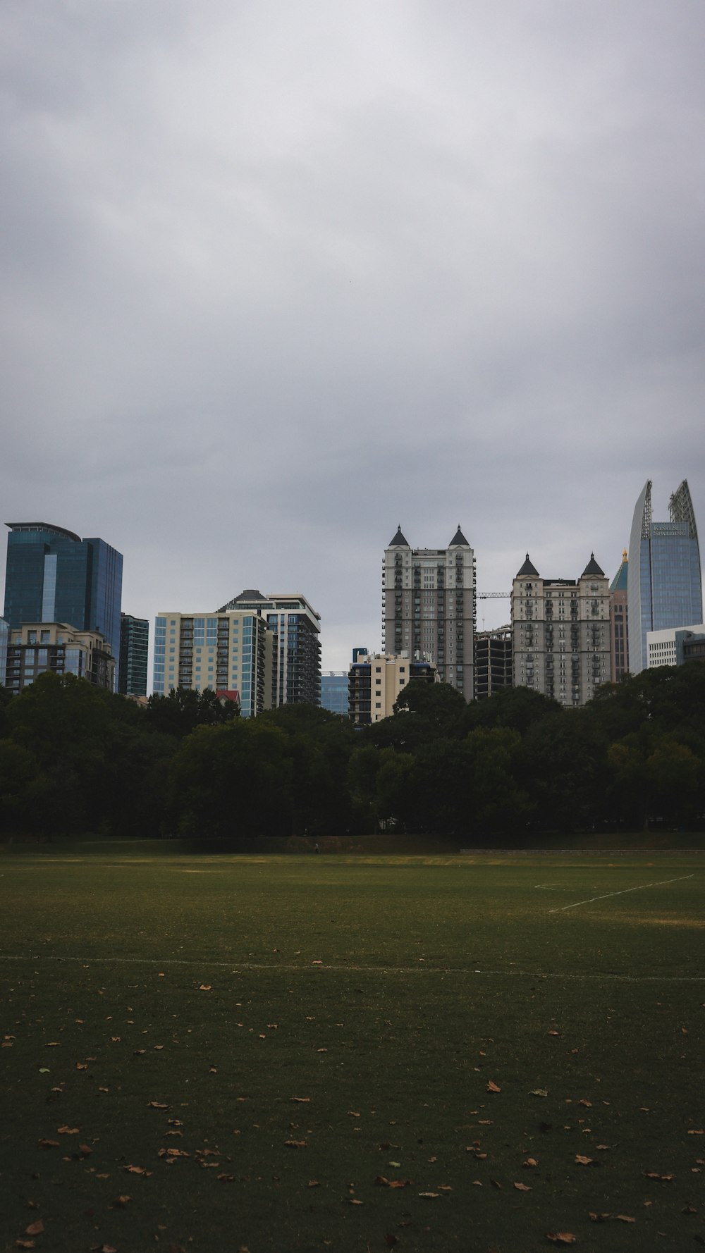 uma vista de uma cidade com edifícios altos ao fundo