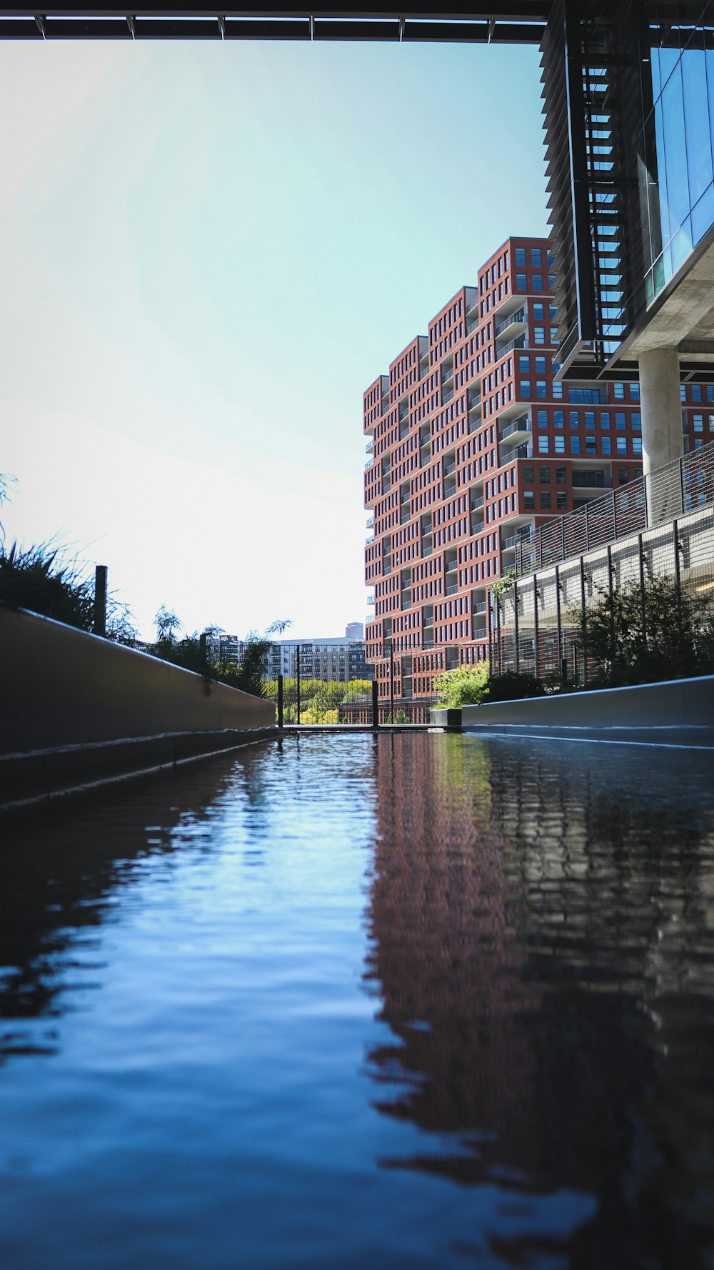 Un cuerpo de agua frente a un edificio alto