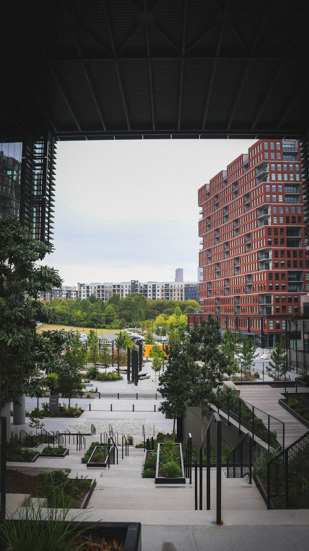 Una vista di una città da una passerella