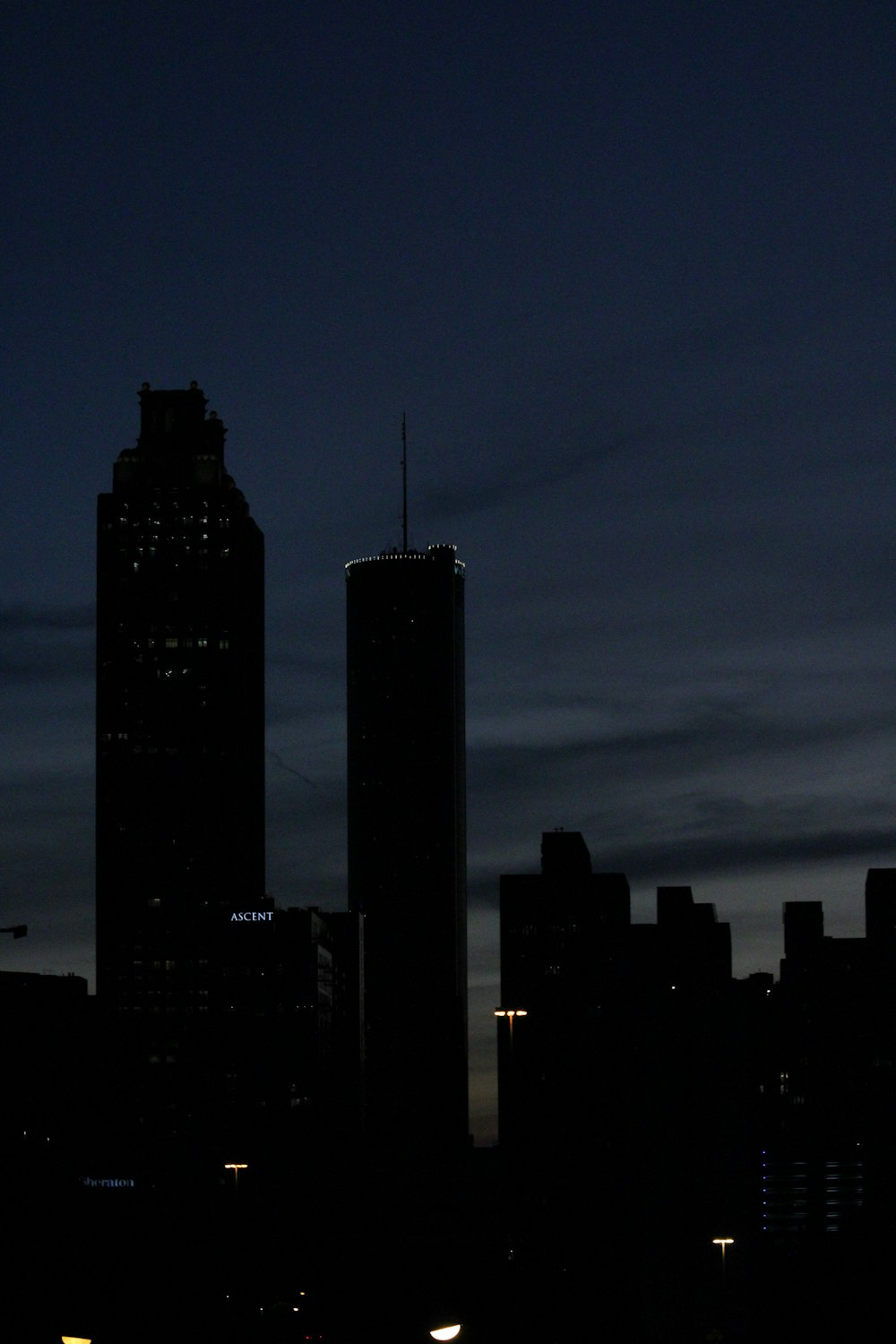 uma vista do horizonte de uma cidade à noite