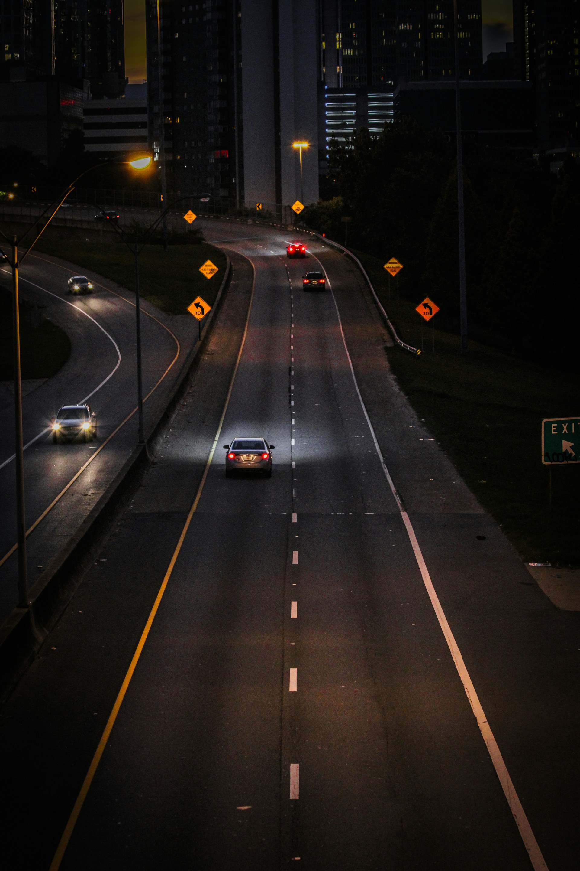 a city street filled with lots of traffic at night