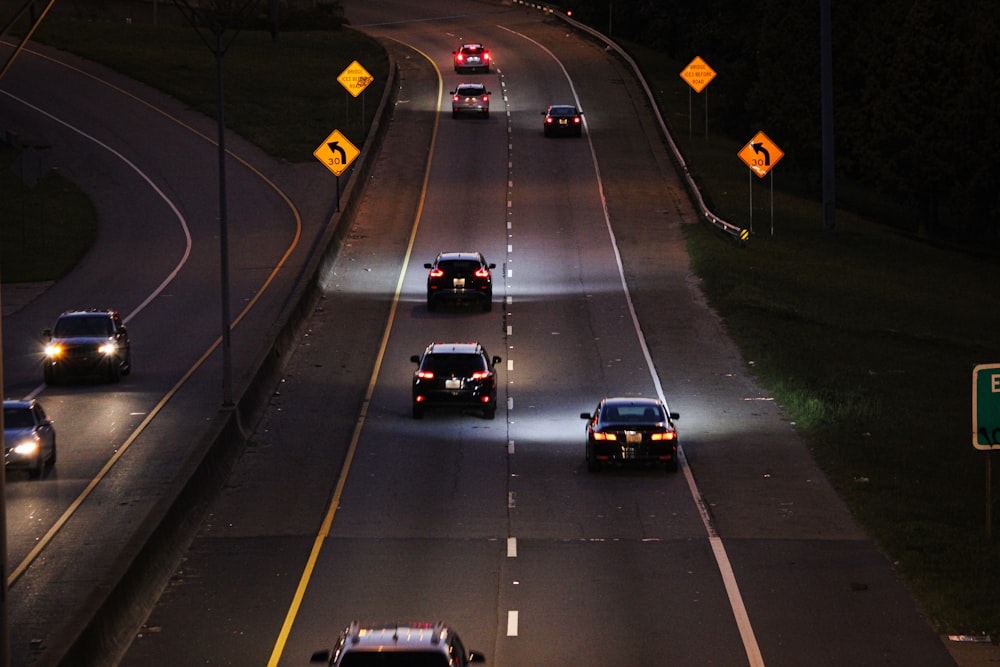 Una autopista llena de mucho tráfico por la noche