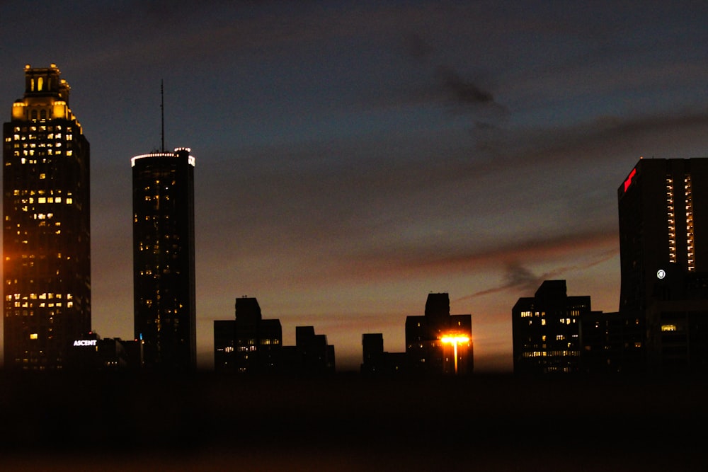 Una vista del horizonte de una ciudad por la noche