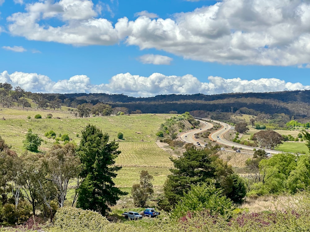 uma vista panorâmica de uma estrada rural no país