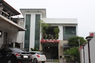 The exterior entrance of the practice on Czerningasse with clear signage and greenery.