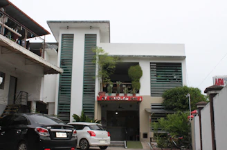 Modern clinic building exterior with welcoming entrance and clear signage.