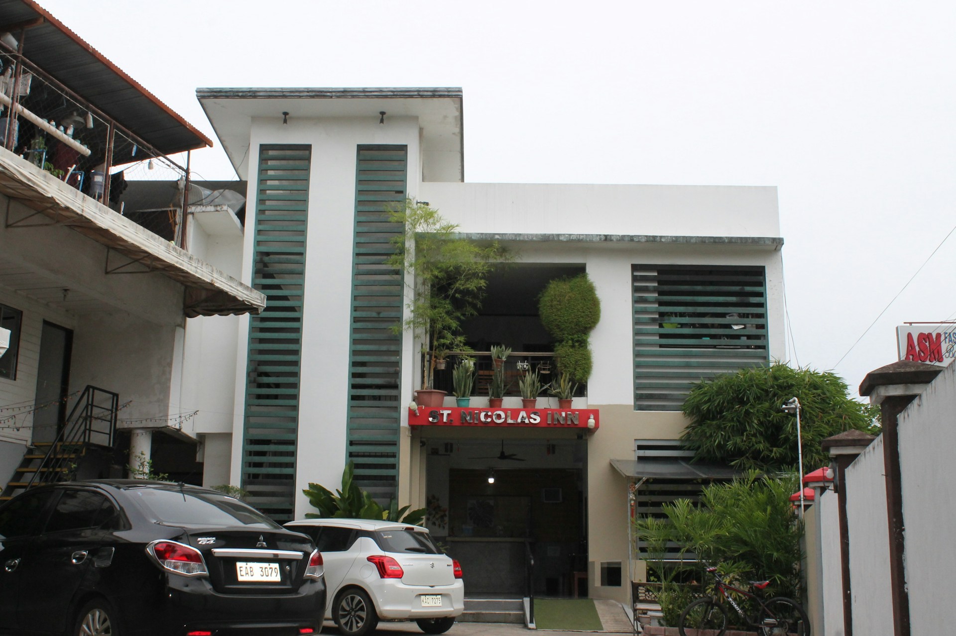 gray computer monitor